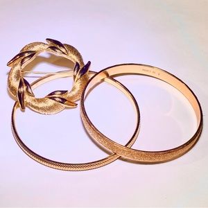 BF SALE! Vintage Monet jewelry, lot 3 pcs gold tone metal (pin/1 bracelet Monet)